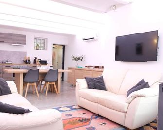 Modern Comfort AC, Pellet Stove & Parking 3 Min from Highway - Andenne - Sala de estar