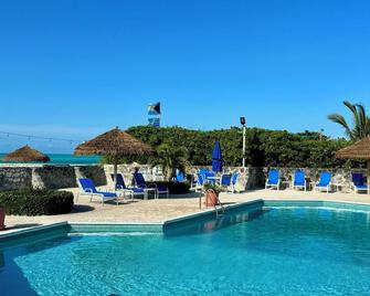 Newly Renovated Bathroom and Outdoor Shower! - Sandy Feet Retreat, Treasure Cay - Treasure Cay - Pool