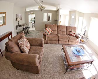 E-Town House, Peaceful Country Get-Away, Local Gem Close to Town, Pac-Man Arcade - Emmett - Living room