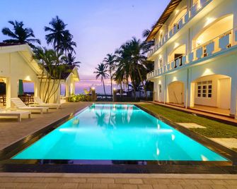 Shangrela Beach Resort By Ark - היקאדוואה - בריכה