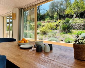 Studio with private car park and air con - Valbonne - Dining room