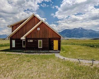 Yellowstone Trail Lodge · Yellowstone National park - Emigrant - Building