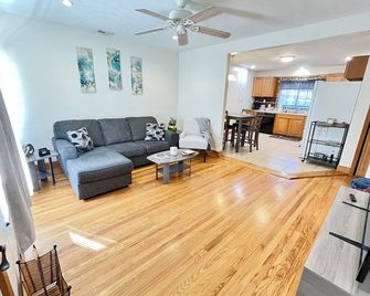 Relaxing 3-bedroom apartment with WiFi, AC in Crosslanes. - Charleston - Living room