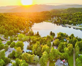 Peaceful Hot tub, outstanding terrace, lake & Outdoor Adventures with family - St-Raymond - Outdoors view