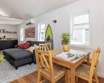Rockaway Beach Bungalow Across Street From Rockaway Hotel - Inwood - Comedor
