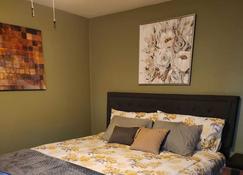4 minutes to famous Asbury boardwalk, beach, and other attractions. - Asbury Park - Bedroom
