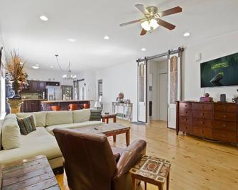3 Story Home w Pool, Mississippi River panoramic views and just minutes from FQ - Arabi - Living room