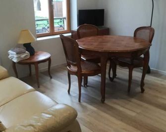 2 rooms in town center near train station and shops - Nevers - Sala de jantar
