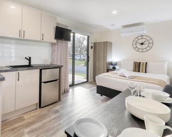 Deniliquin Riverside Caravan Park - Денілікві