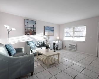 Elegant space, close to the beach, restaurants and bars! - Lantana - Вітальня