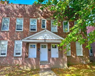 Cozy Walk up King Bed fast WiFi - Wilmington - Building