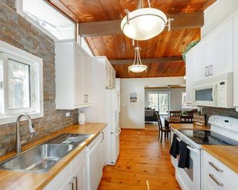 Lovely Little Lake House - Brighton - Kitchen