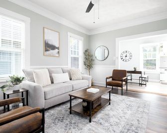 Midtown Bungalow Near Fort Moore - Columbus - Living room