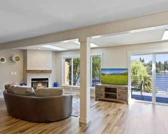 Star Lake Waterfront Estate - Auburn - Living room