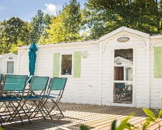 Camping 4 étoiles - ccbg0id - Saint-Éloy-les-Mines - Innenhof