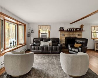 King Size Beds, Bunk Beds, Access to Pool, Lake, & Tennis - Jim Thorpe - Living room