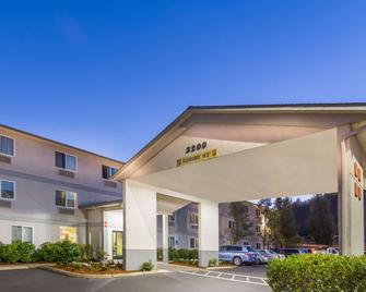 Super 8 by Wyndham Roseburg - Roseburg - Edificio