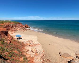 Cable Beach Haven - 3BR house with pool, 5 minutes walk to Cable Beach - Cable Beach - Beach