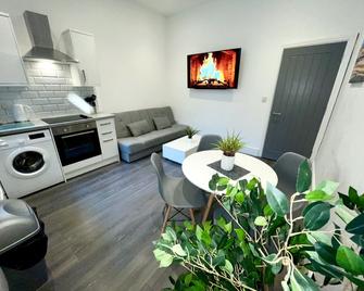 Albert Hottub & Jacuzzi Apartments - Blackpool - Dining room