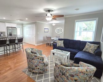 Charming & Cozy 3bdr 2b Home in Heart of Swansboro Perfect for a Relaxing Stay! - Swansboro - Living room