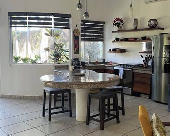 Artist’s Cove: A Beachfront Casa in Lo de Marcos - Lo de Marcos - Kitchen