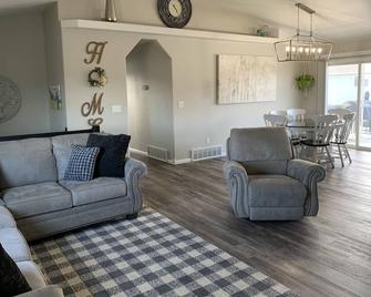 Residential Summerset Property with Peloton Bike + Home Gym! - Summerset - Living room
