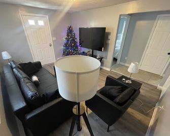 Stylish 2 Bedroom duplex - self check in & parking - Bristol - Living room