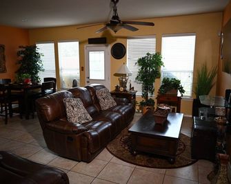 Modern Townhouse Southwest Houston Gated Subdivision within the Energy Corridor. - Houston - Living room