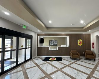 Super 8 by Wyndham Baytown - Baytown - Lobby