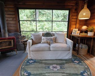 Quite, tranquil forest retreat - Parksville - Living room