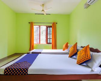 Spot On Sreepadmini Ss Ayurmadam - Perumanseri - Bedroom