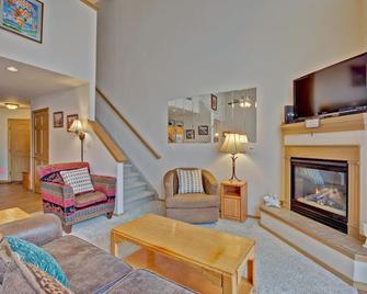 One bedroom plus loft in Frisco, has three full bathrooms! Plenty of space to relax! - Frisco - Sala de estar