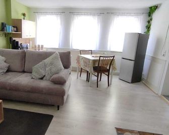 Schoene 2 Zimmer Wohnung in Sulz Bergfel - Sulz - Wohnzimmer