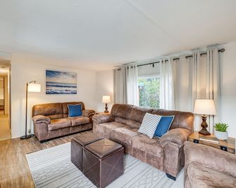 Rockaway Beach Home, Walk to Ocean, Pet Friendly! - Rockaway Beach - Living room