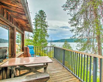 Remote Escape: Serene Lakeside Cabin w/ Beach - Worley - Balcón