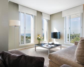 Lugaris Beach Apartments - Barcelona - Living room