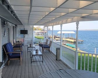 Lakefront vacation with stunning views & sunken deck hot-tub along the winetrail - Dundee - Balcón