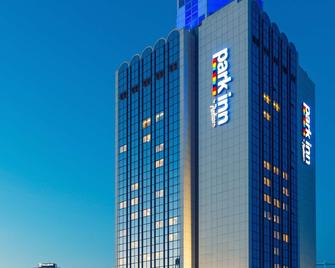 Park Inn by Radisson Kyiv Troyitska - Kyiv - Edifício
