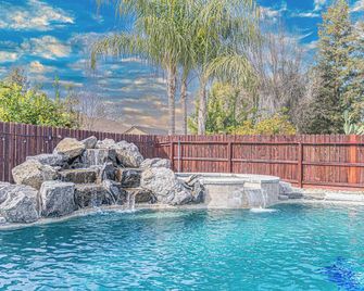 Beautiful Home with Pool & Hot Tub close to National Parks - Selma - Pool