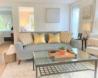 Waterfront at The Velvet Crab~Amazing Sunsets - Eastham - Living room
