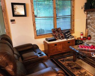 Creekside Couple's Retreat at Cool Waters - Cosby - Living room