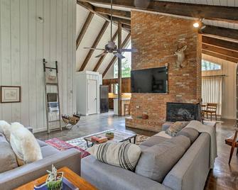 Pet-Friendly Lake Athens Home with Fireplace! - Athens - Living room