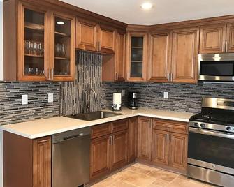 3 bedroom beach beauty with everything! Pets are allowed - Costa Mesa - Kitchen