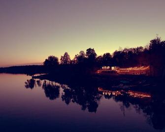 The Water's Edge-A Modern Waterfront Cottage Rental - Jones Falls - Restaurante