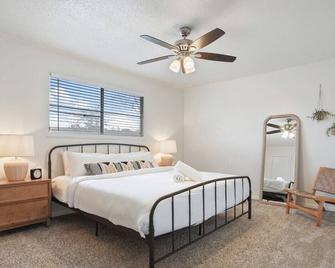 Airy King Bedroom and Comfortable Living Space by UT - Austin - Habitación