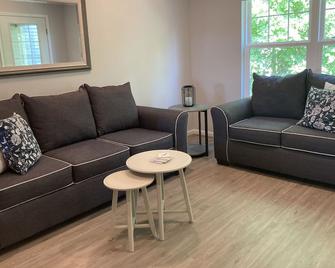 Charming 2 Bed, 2 Bath Charlevoix Condo - Charlevoix - Wohnzimmer
