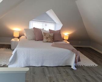 Beautiful 2 Bedroom Grace Cottage. Adjacent To Lake - Millersport - Bedroom