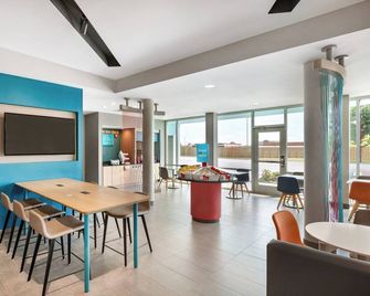 Avid Hotel Coralville - Iowa City By IHG - Coralville - Dining room