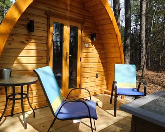 Iris Hill Glamping -'Ted' pod - 5th night FREE - Eureka Springs - Patio