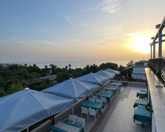 Beachway Hotel - Side - Balcón